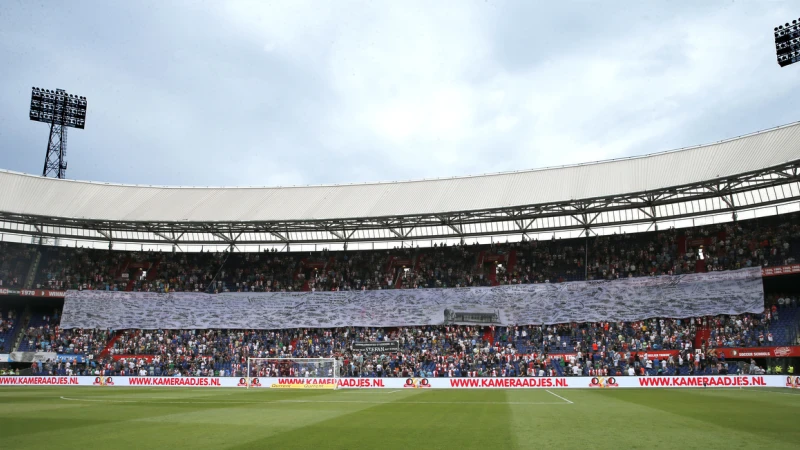 Herdenkingsspandoek bij Feyenoord-Southampton