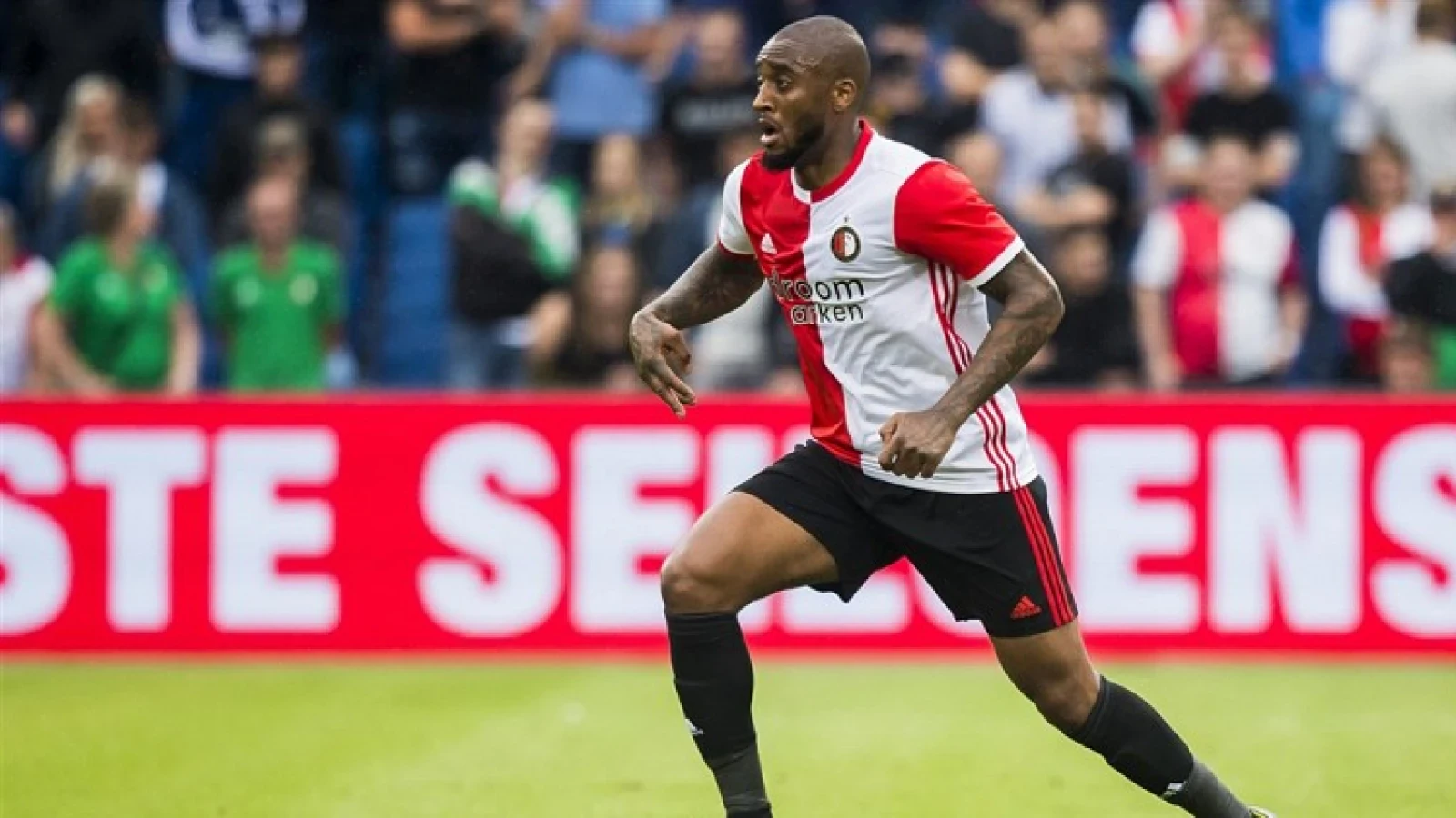 FOTO'S | Fer zet handtekening onder contract bij Feyenoord