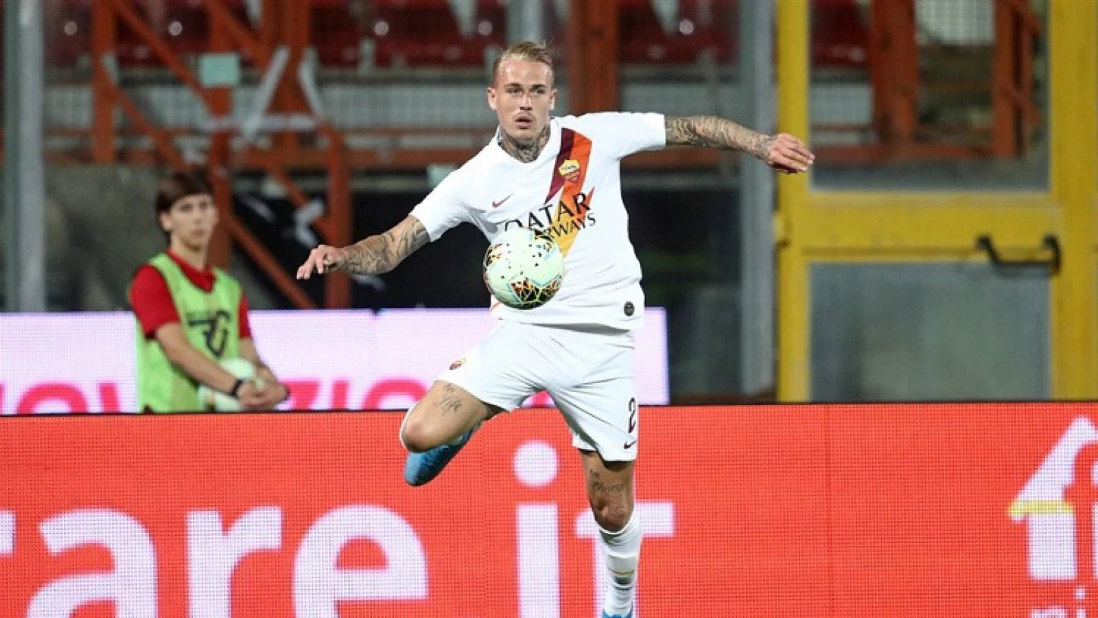 VIDEO | Rick Karsdorp met Feyenoordshirt in de hand in De Kuip