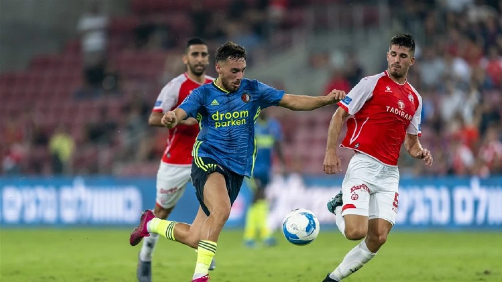 Orkun Kökçü geblesseerd van het veld in uitwedstrijd tegen Hapoel Beer Sheva