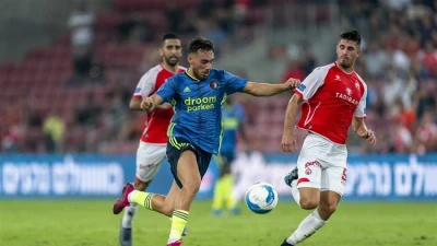 Orkun Kökçü geblesseerd van het veld in uitwedstrijd tegen Hapoel Beer Sheva