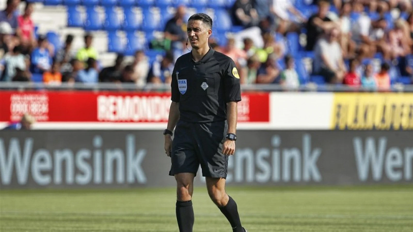 Serdar Gözübüyük scheidsrechter tijdens wedstrijd tussen Feyenoord en ADO Den Haag