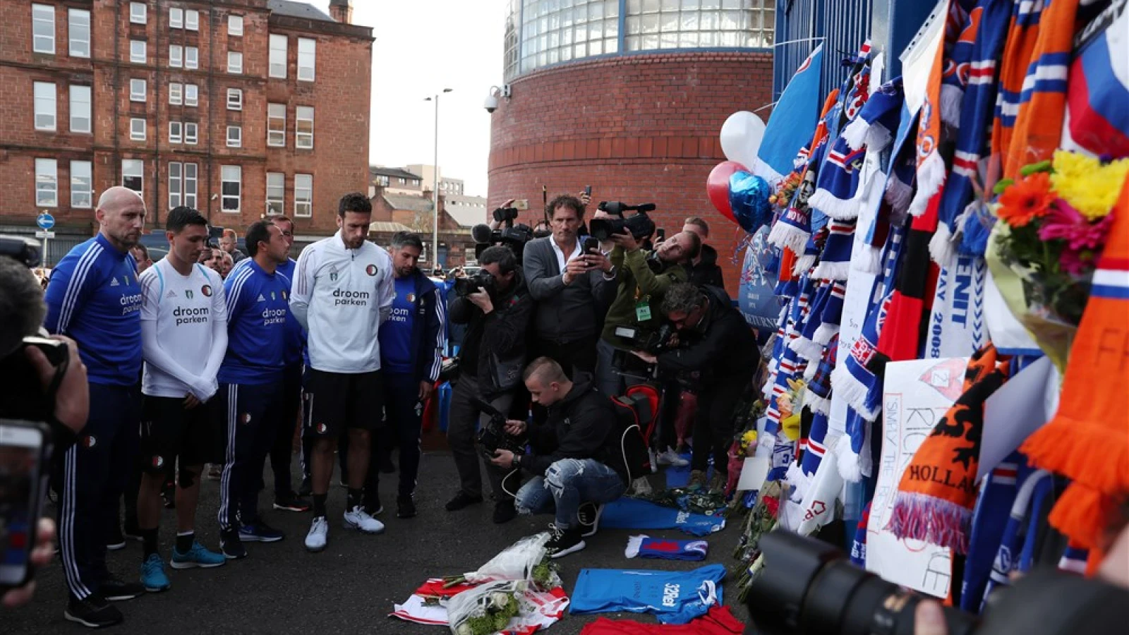 VIDEO | Deel van selectie van Feyenoord legt bloemen bij herdenkingsplek Fernando Ricksen