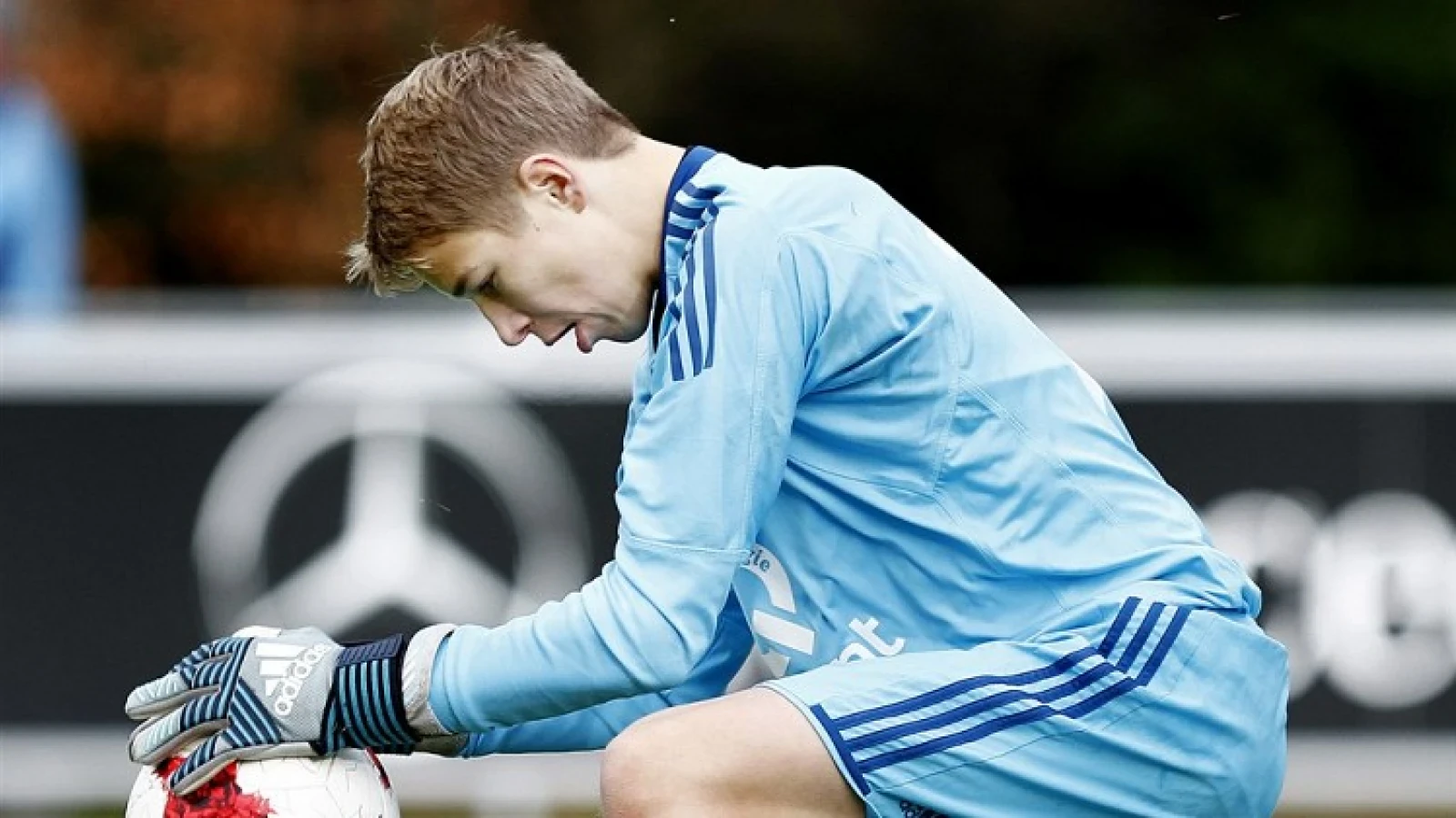 Jonge doelman mag meetrainen met eerste van Feyenoord