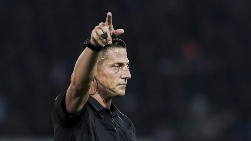 Jeroen Manschot scheidsrechter tijdens wedstrijd tussen Feyenoord en Heracles Almelo