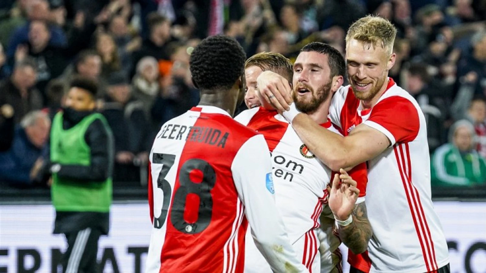 Feyenoord wint door rake kopbal Senesi in slotfase van RKC Waalwijk