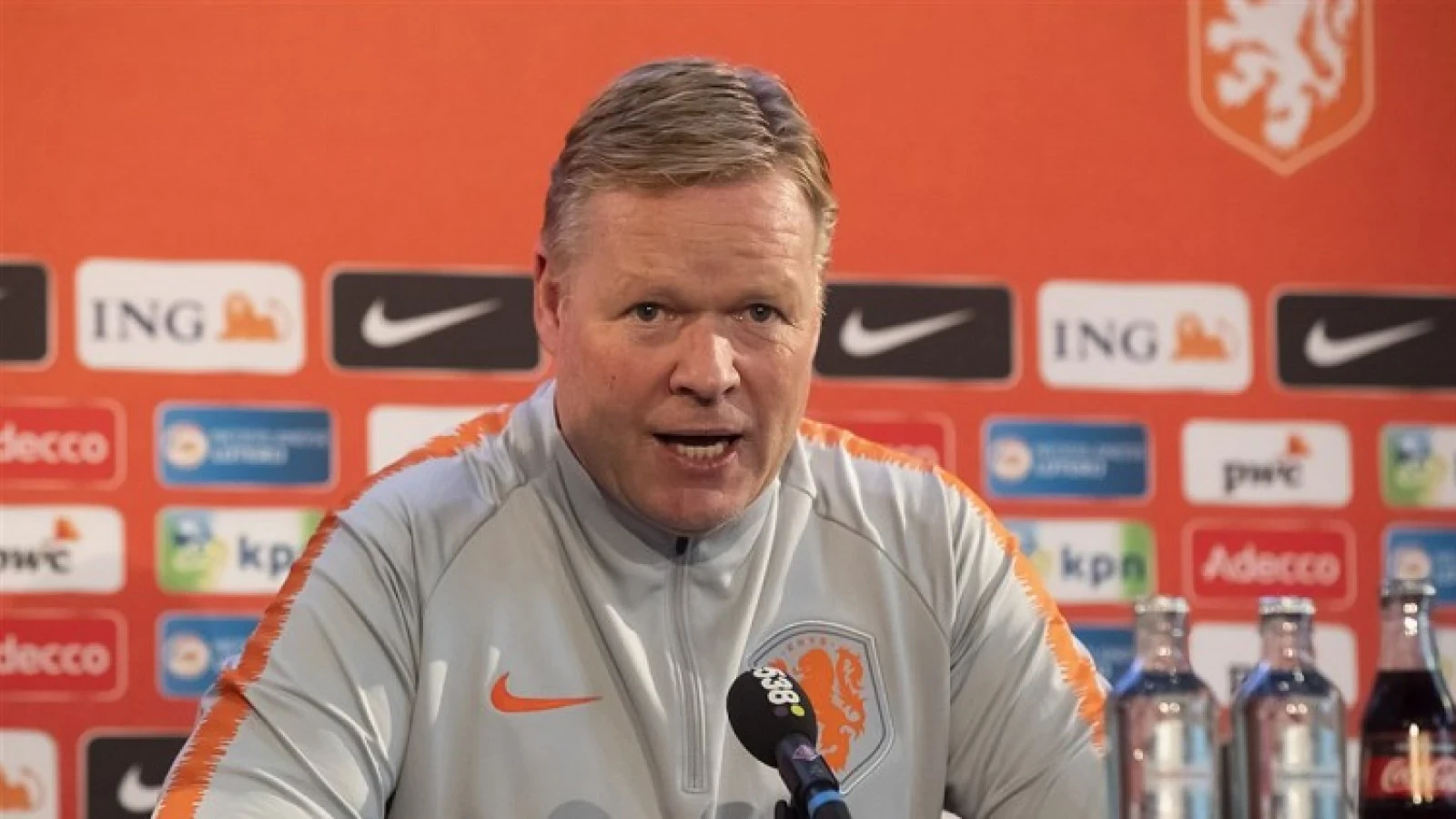 Bondscoach Ronald Koeman spreekt Steven Berghuis opnieuw aan op gedrag