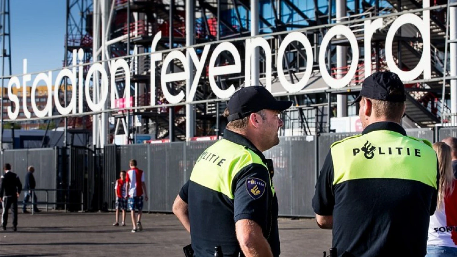 Gemeente Rotterdam genoodzaakt: minder agenten bij thuiswedstrijden Feyenoord