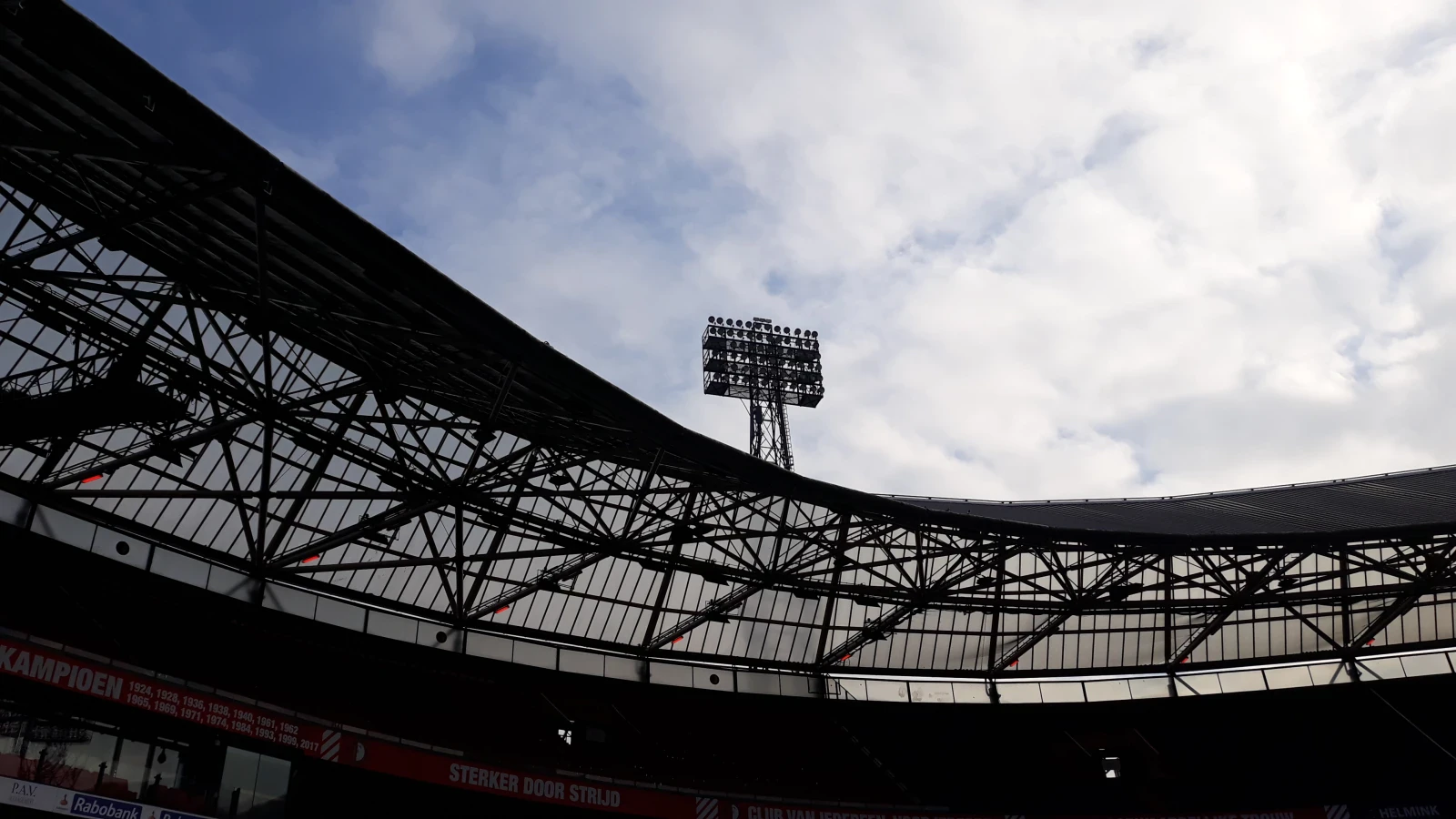 Feyenoord brengt morgen eerbetoon aan Hans van Vliet