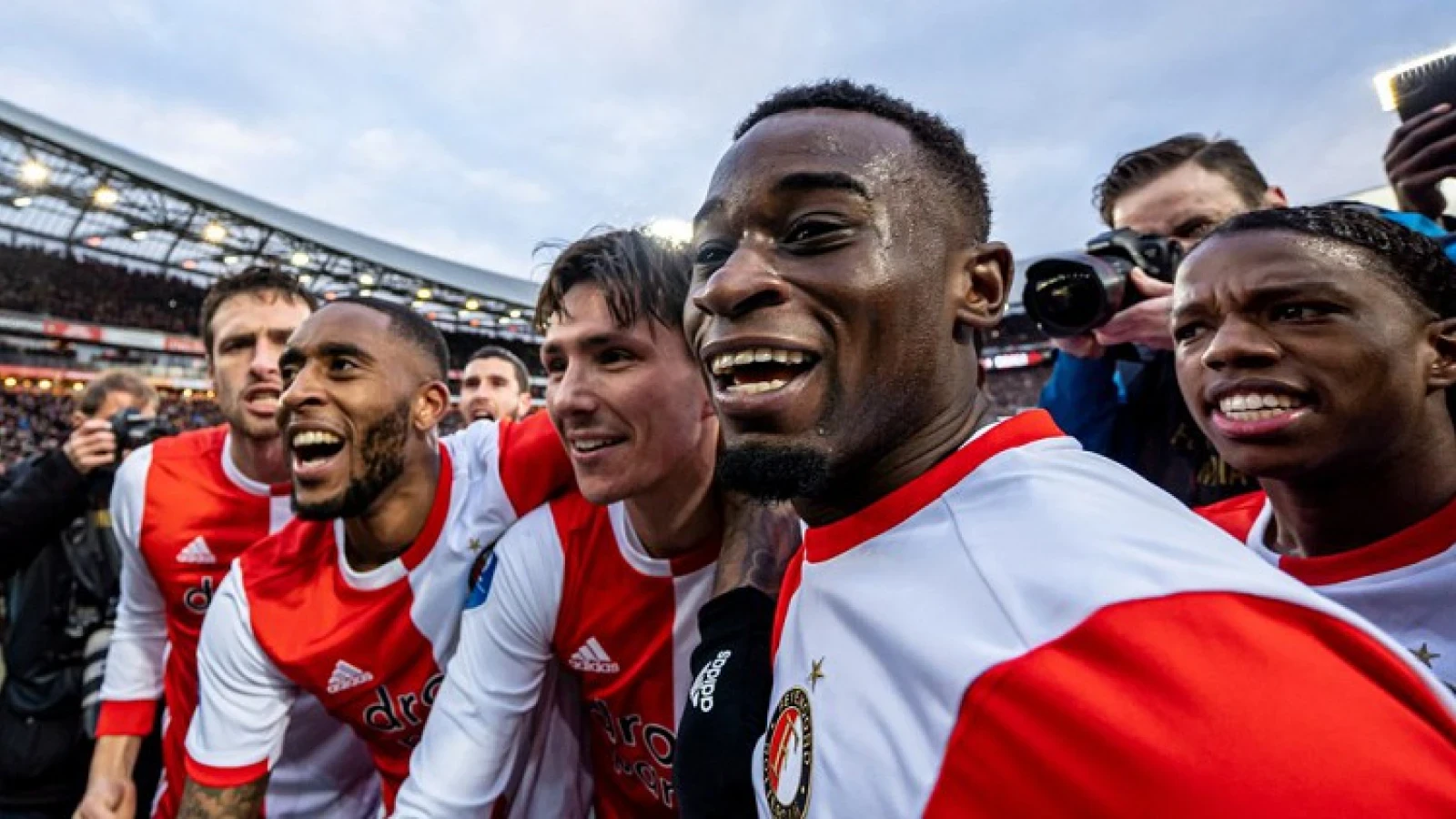 SAMENVATTING | Feyenoord wint van PSV en vindt aansluiting 