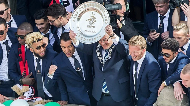 UPDATE | 'Management Van Bronckhorst wil niet reageren op geruchten'