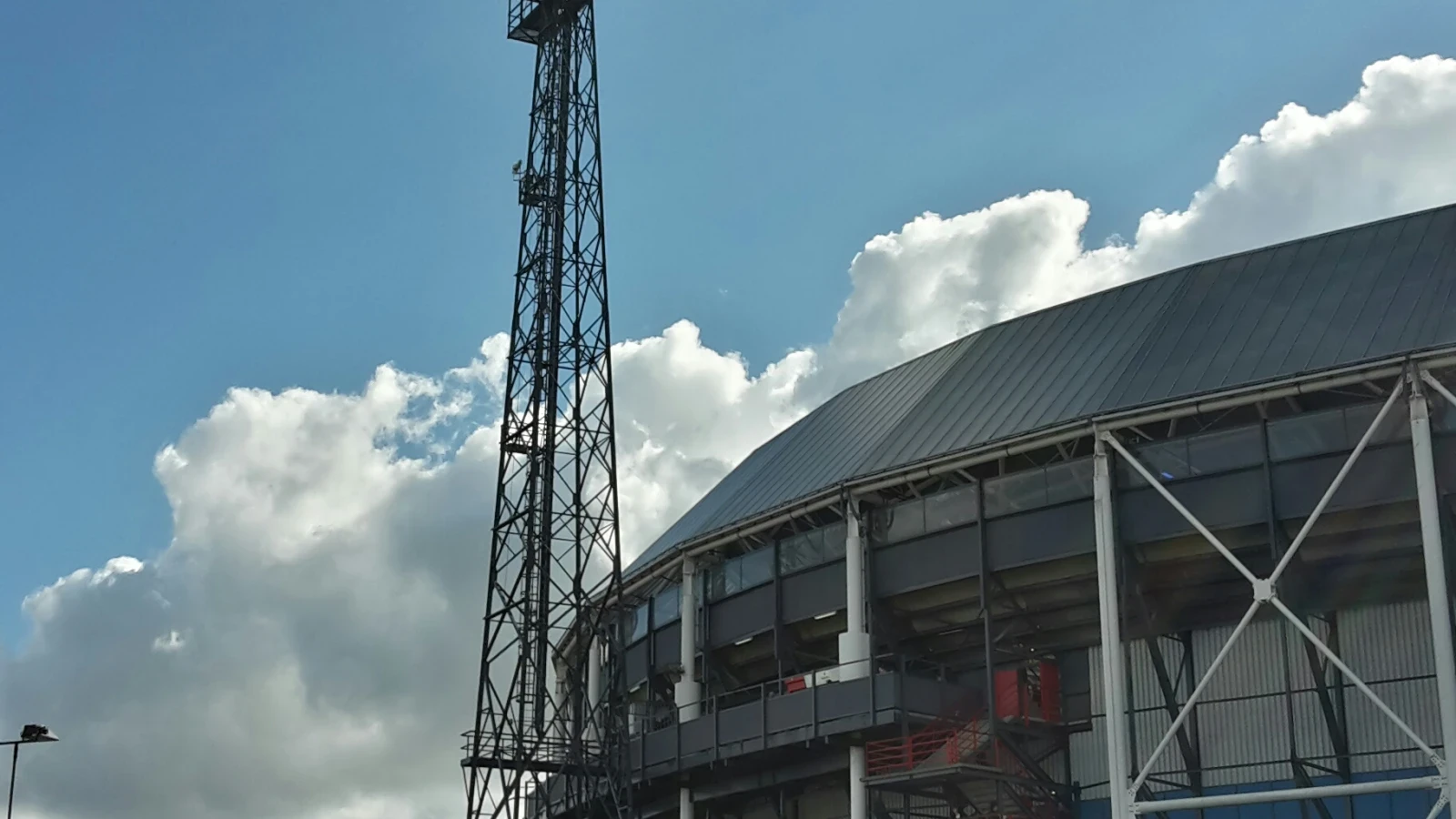 Supporters hangen spandoeken op bij De Kuip