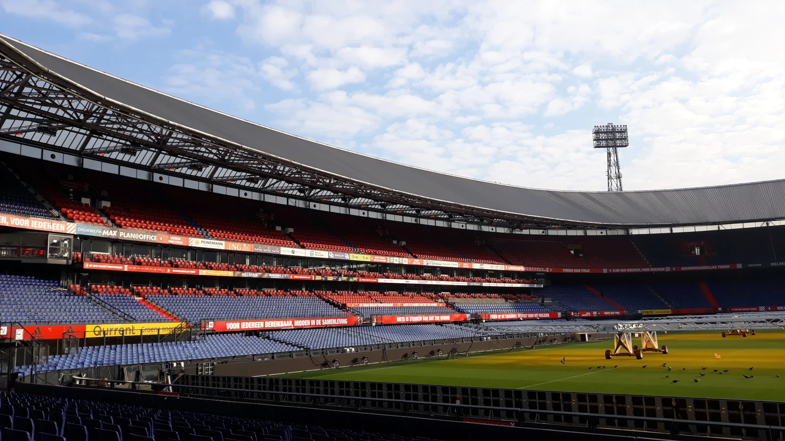 Grasmat De Kuip bovenaan in veldencompetitie