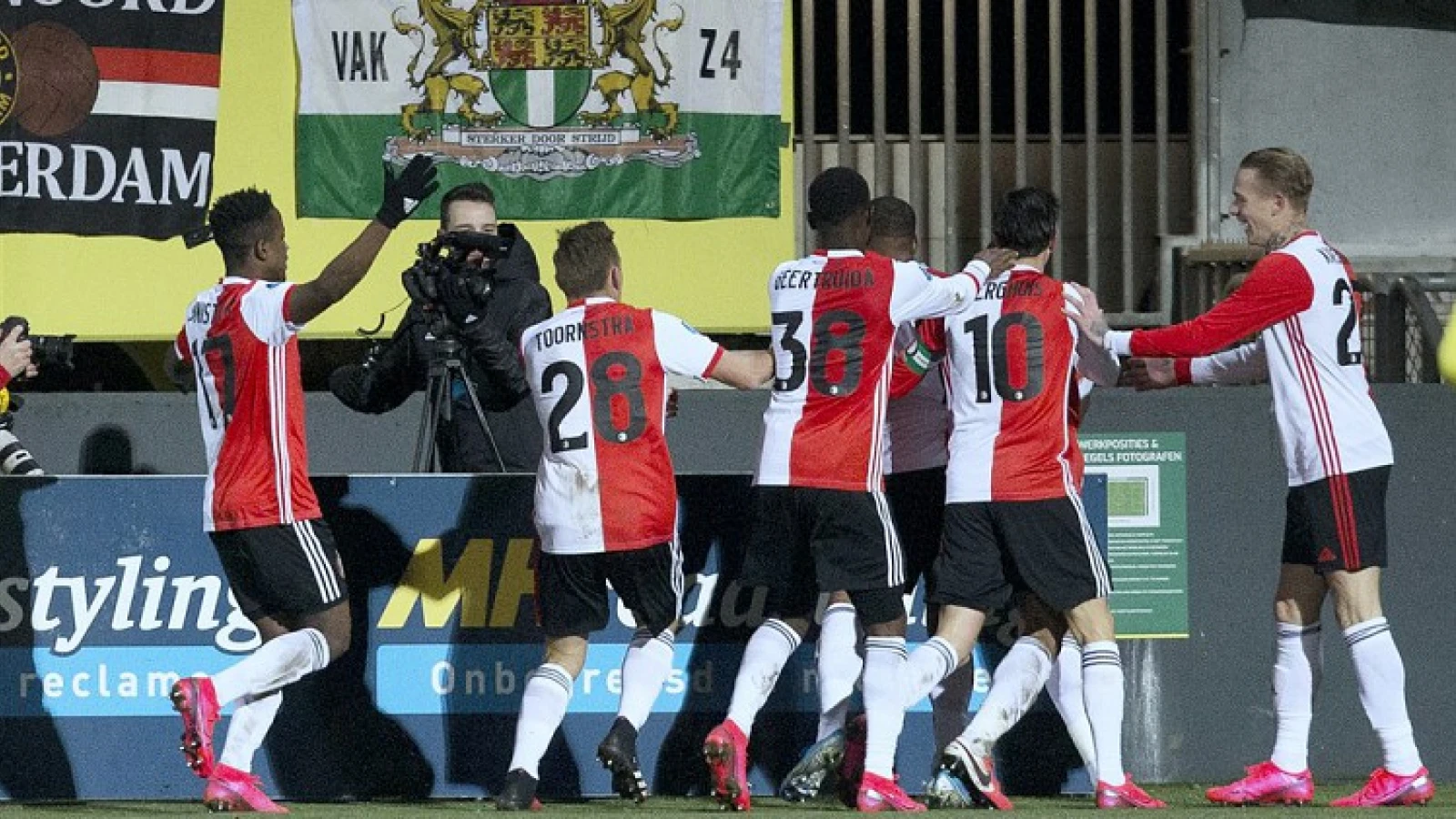 VIDEO | Spelers en supporters gaan uit hun dak na winst op Fortuna Sittard