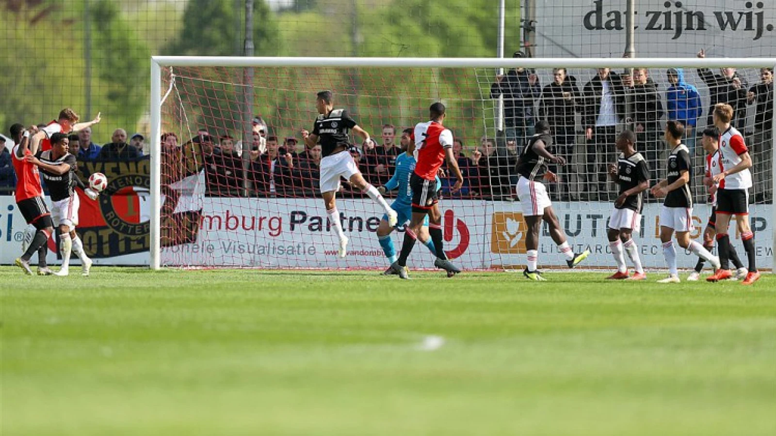 'Feyenoord gaat twee talentvolle jeugdspelers langer aan zich binden'