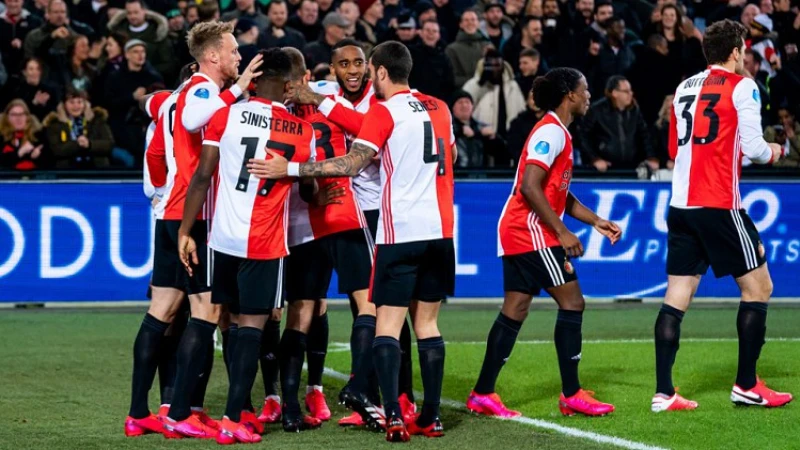 Schelvis maakt opvallende vergelijking: 'Tuurlijk moet je Feyenoord drie à vier klasses lager inschalen'