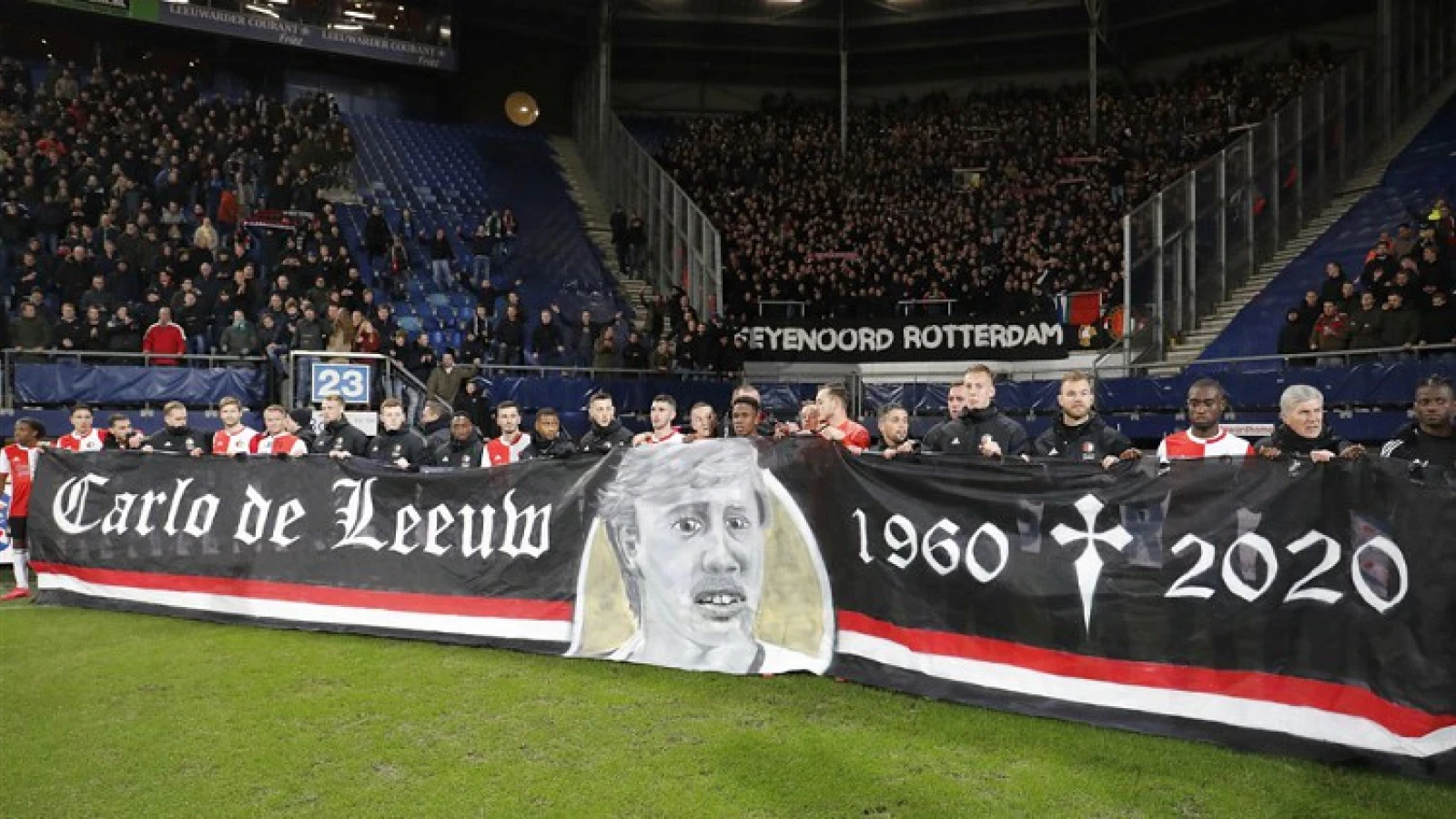 VIDEO | Spelers en supporters eren Carlo de Leeuw na afloop van wedstrijd tegen sc Heerenveen