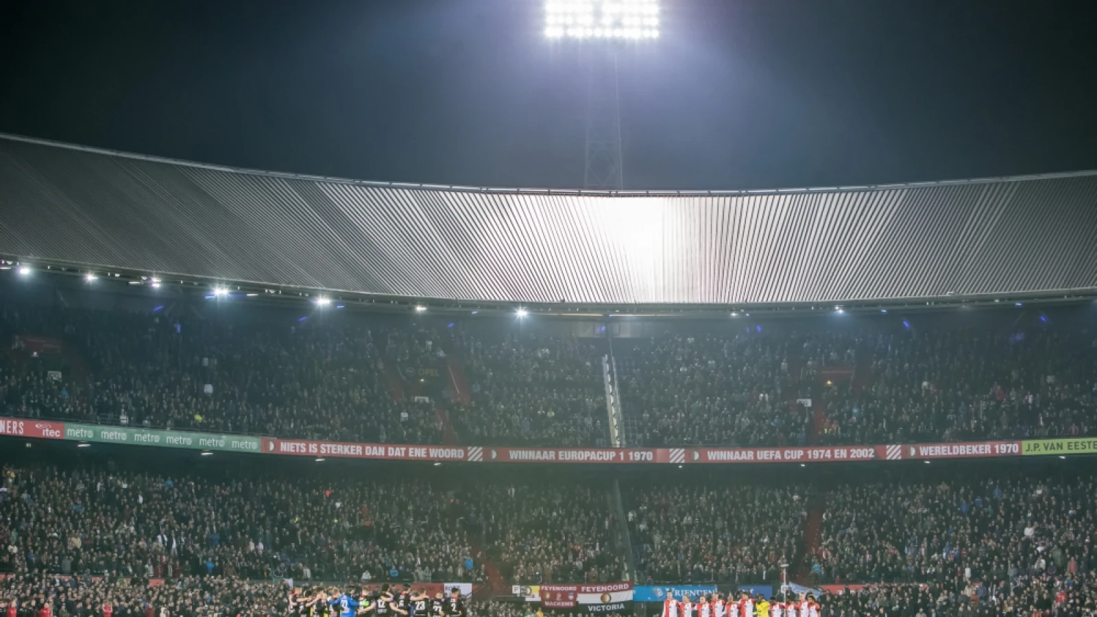 Politie in Hengelo voorkomt confrontatie tussen Feyenoord- en Twente-supporters