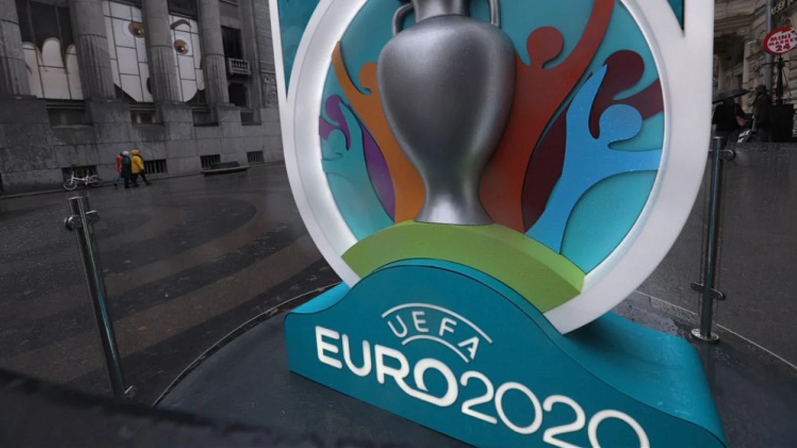 'UEFA vraagt monsterbedrag van clubs en competities voor verplaatsing EK'