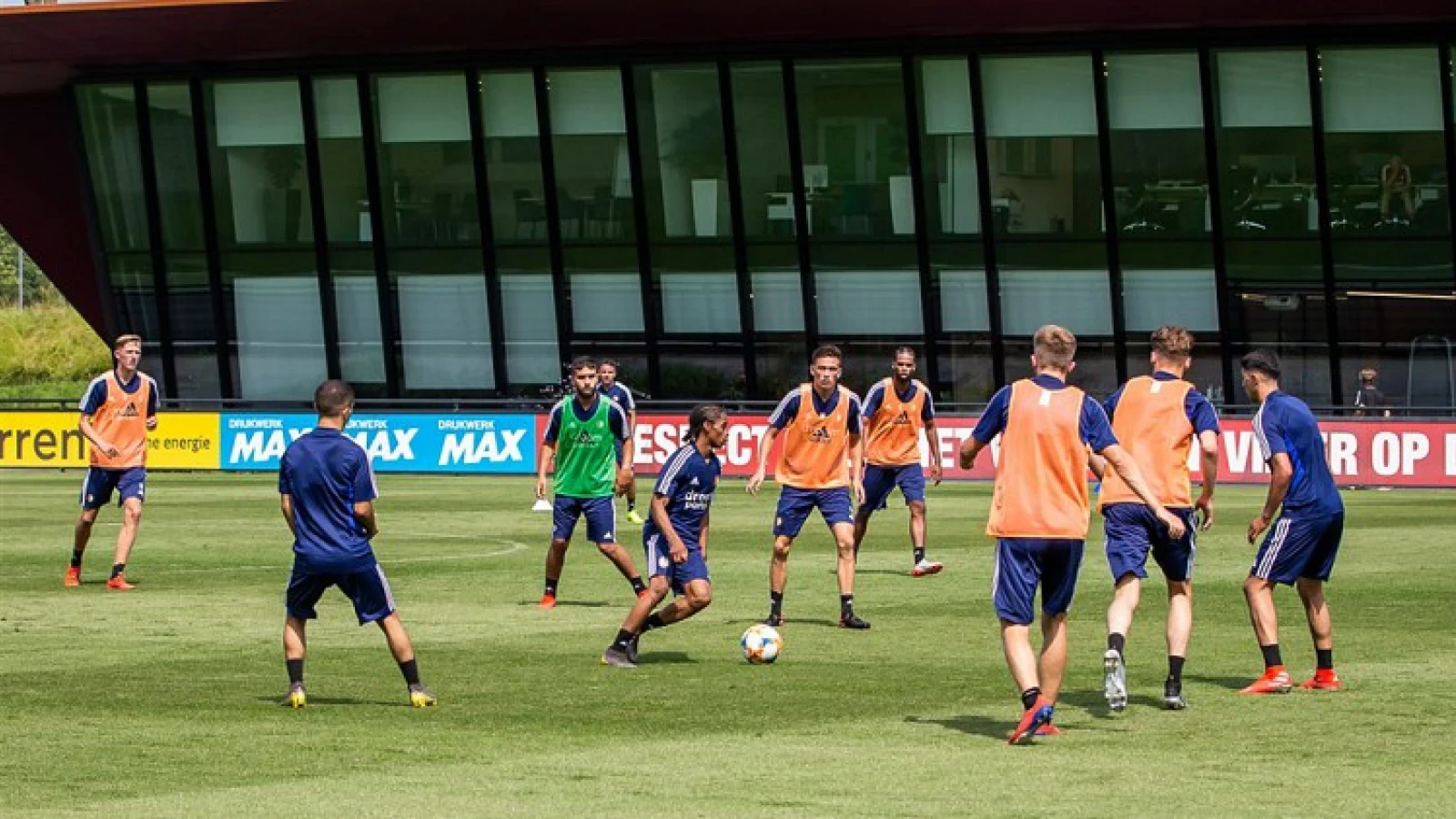 Rutte: 'Trainingen hervatten in mei risico van de KNVB'