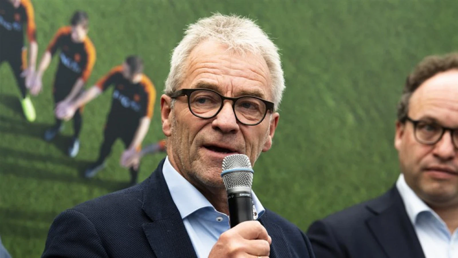 'KNVB moet met plan komen voor financiële steun'