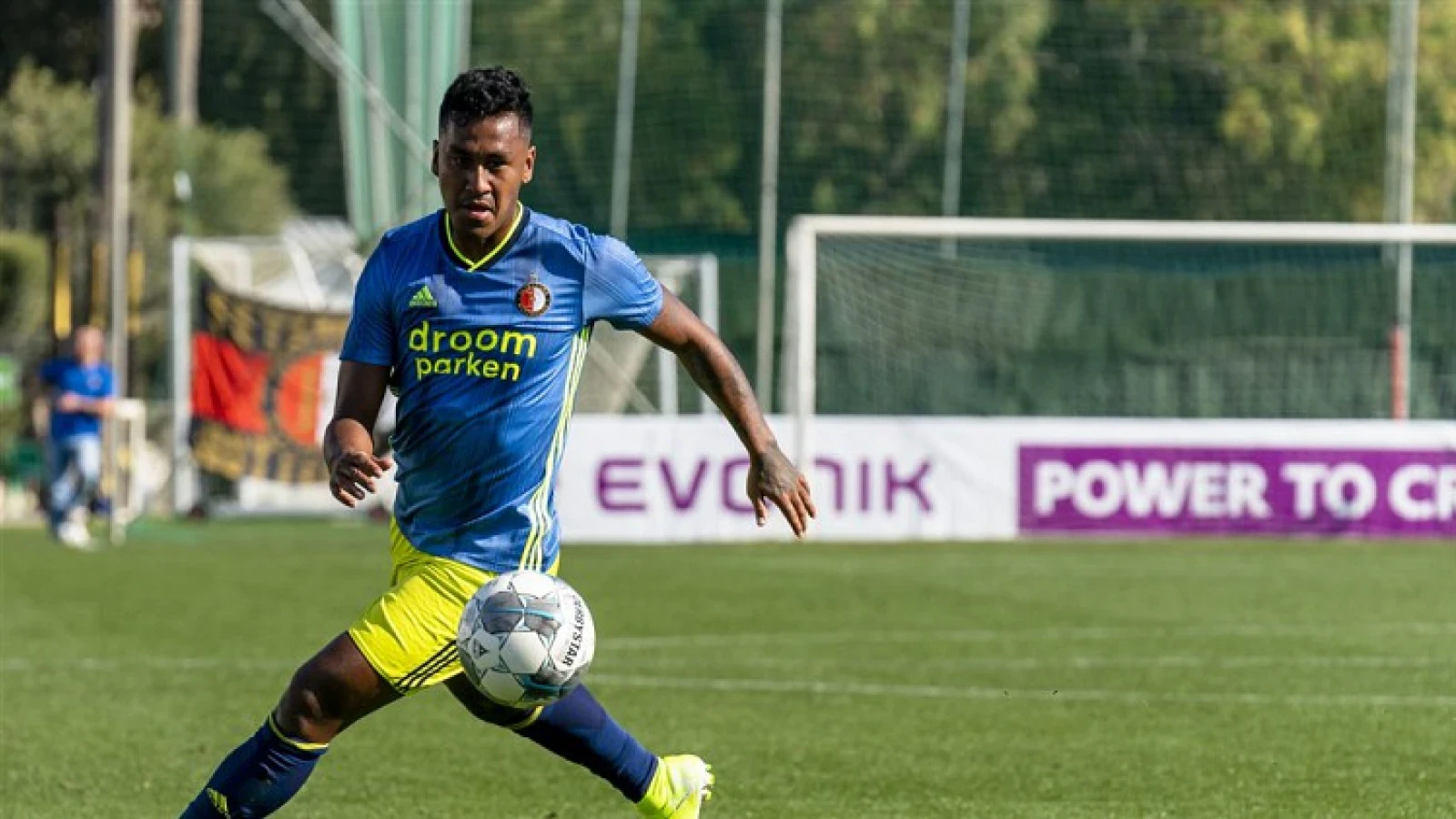 Vader van Renato Tapia gaat in op geruchten rondom nieuwe club Tapia