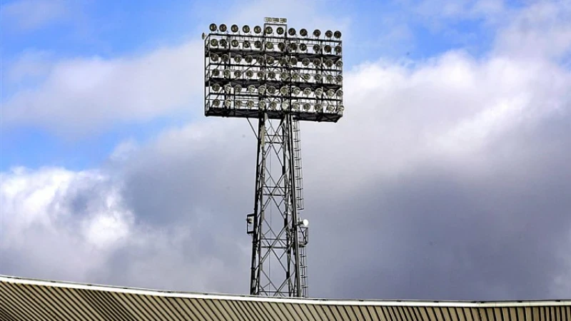 Replica's van lichtmasten de Kuip binnenkort op begraafplaats