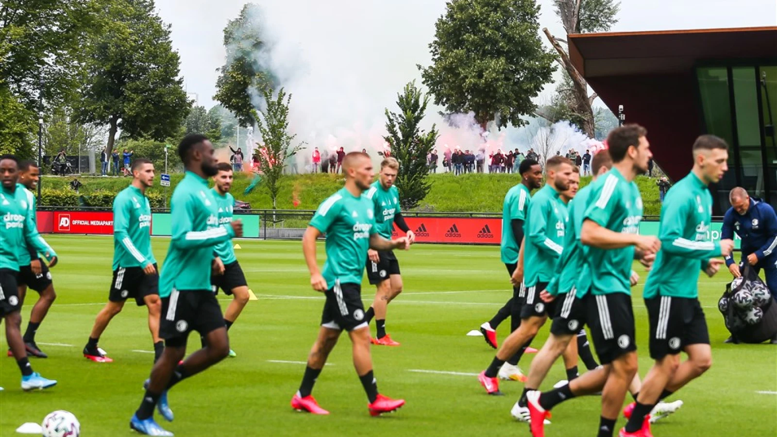 FOTO | Supporters verwelkomen spelers op eerste training nieuwe seizoen