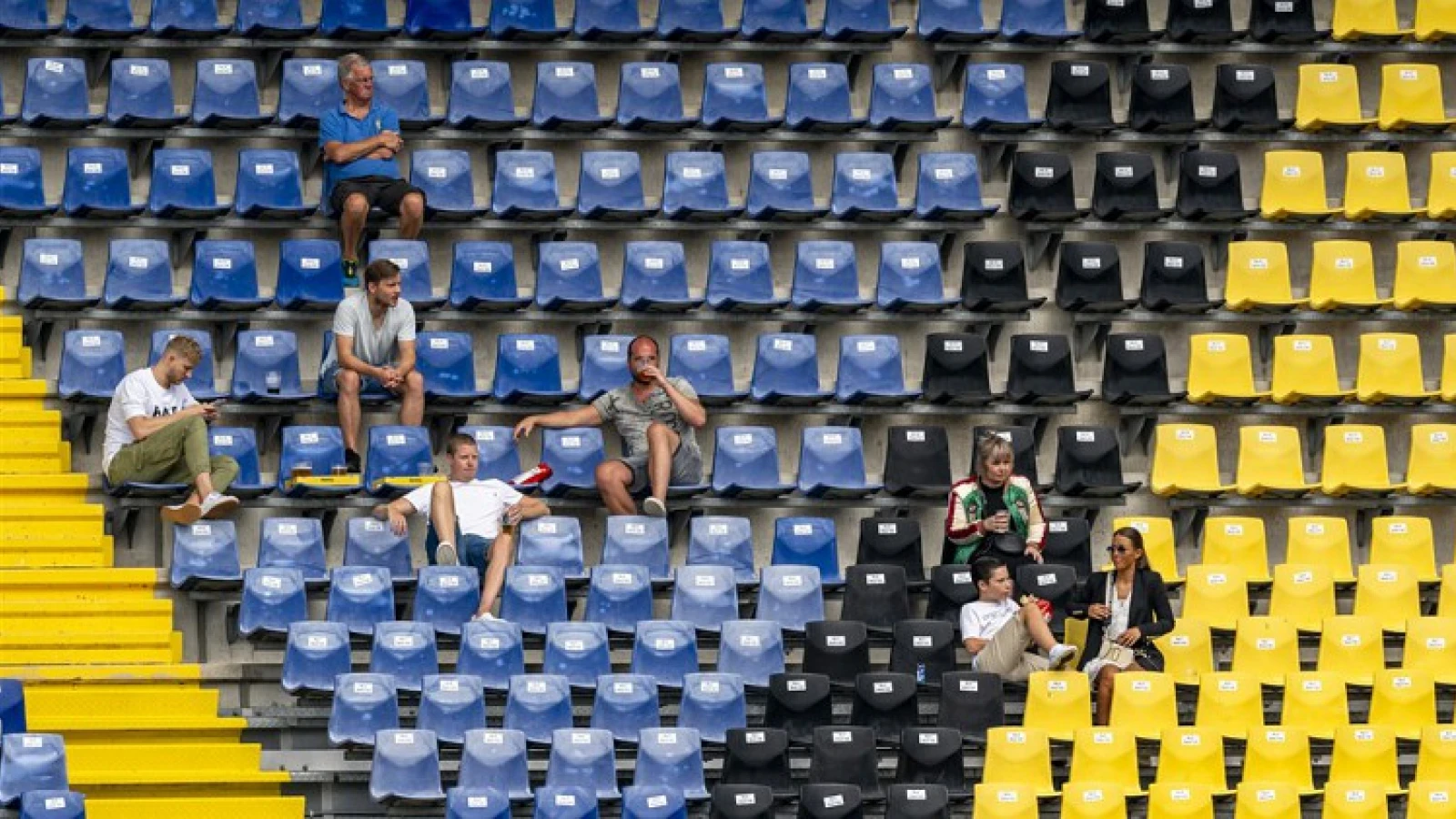 Ook gezinnen verplicht op 1,5m afstand in De Kuip: 'Idiotie ten top'