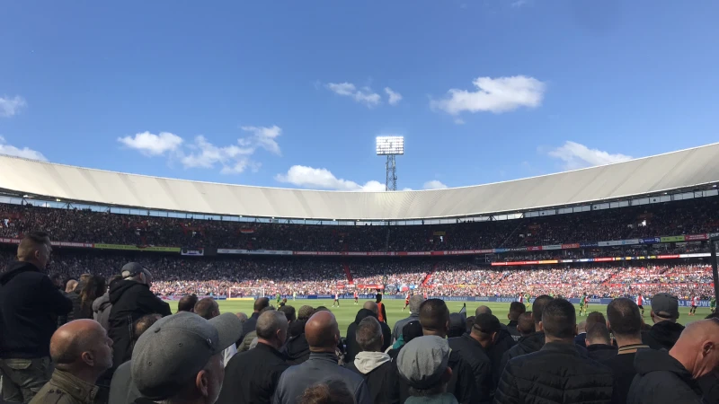 Zingende Feyenoord-fans aangesproken door Rutte tijdens persconferentie