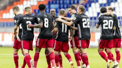Feyenoord wint na moeizame start gemakkelijk van Willem II