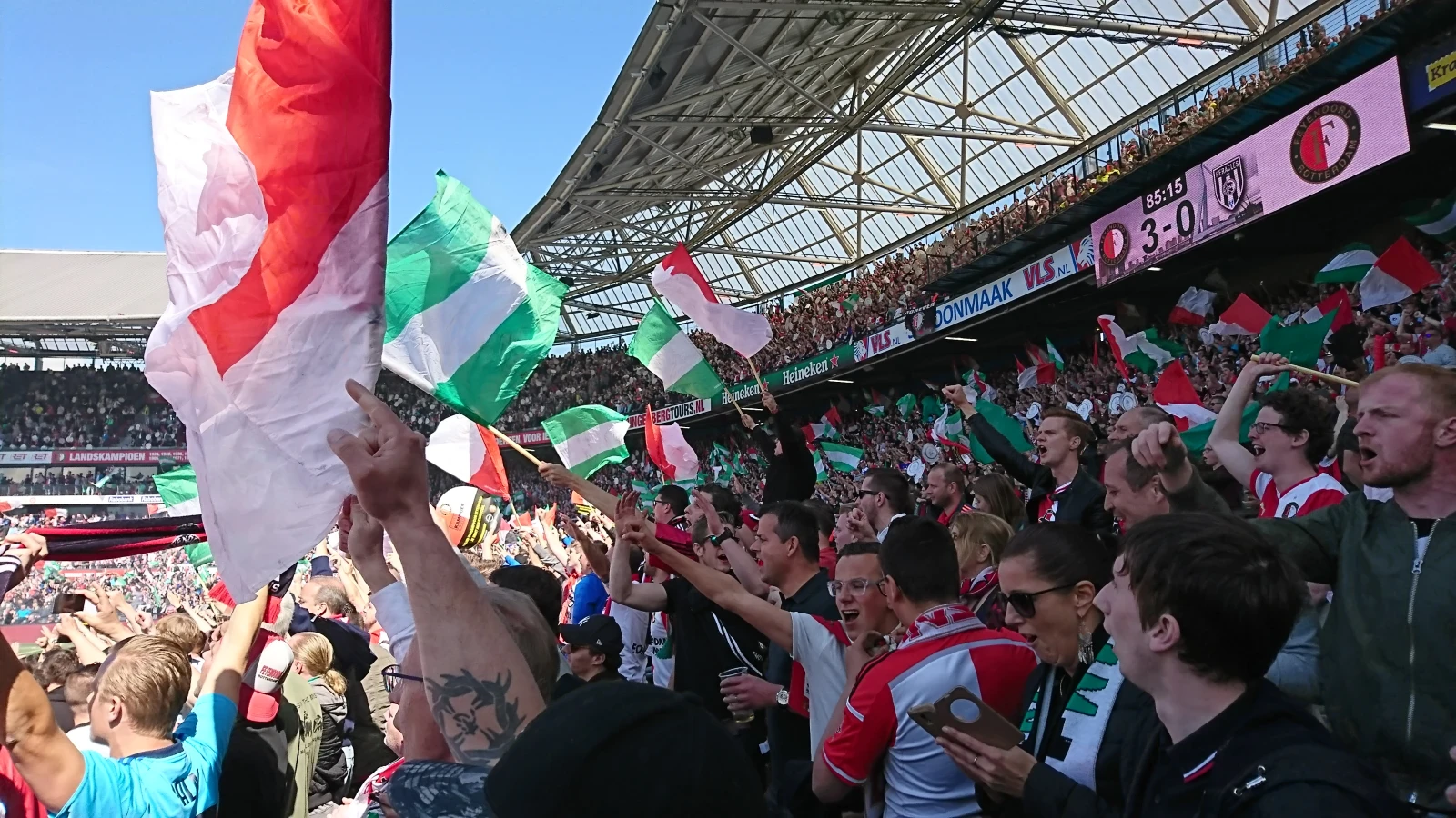 'Klein groepje Feyenoord-supporters probeert stadion binnen te komen'