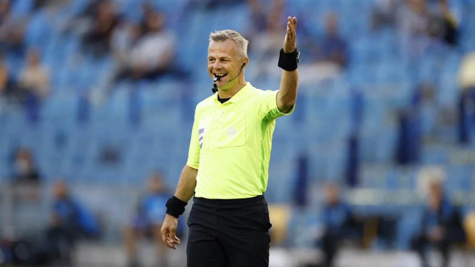Björn Kuipers scheidsrechter tijdens wedstrijd tussen FC Emmen en Feyenoord