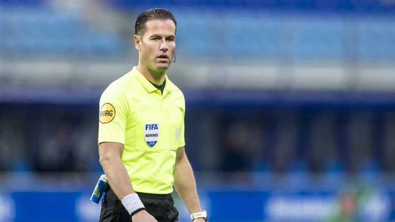 Danny Makkelie scheidsrechter tijdens wedstrijd tussen Feyenoord en FC Groningen