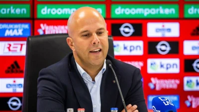 'Arne Slot moet Dick Advocaat gaan opvolgen bij Feyenoord'