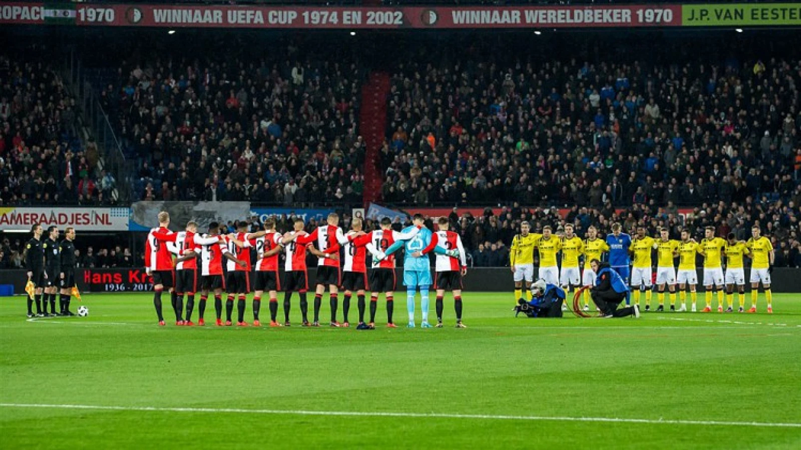 Minuut stilte voorafgaand Wolfsberger AC - Feyenoord na overlijden Paolo Rossi