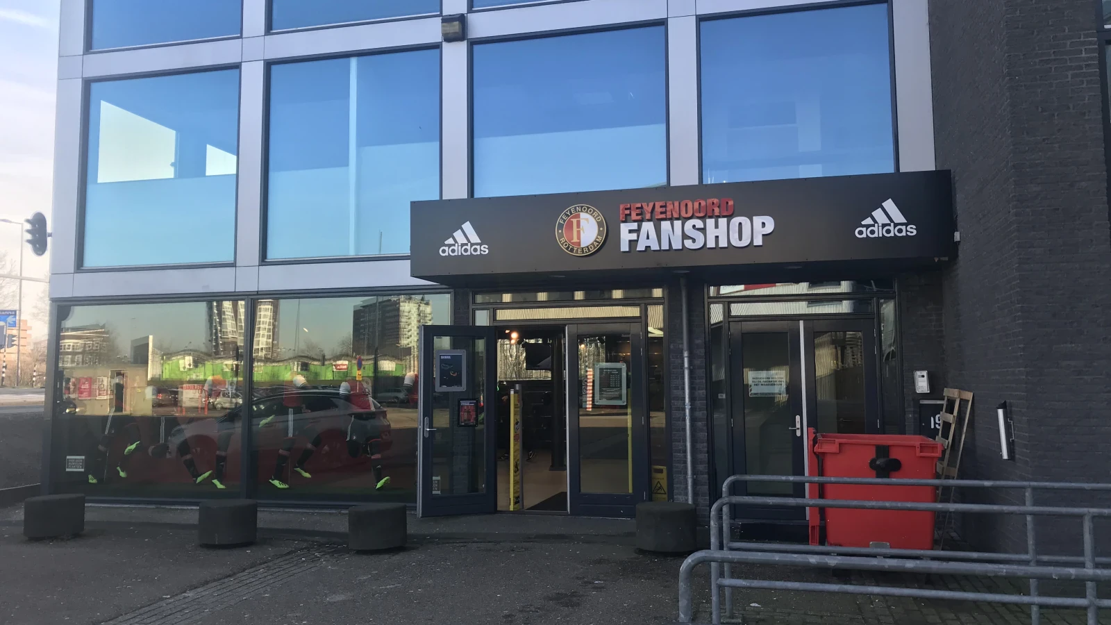 Winterse weken in de Feyenoord Fanshop, met artikelen speciaal voor de winter