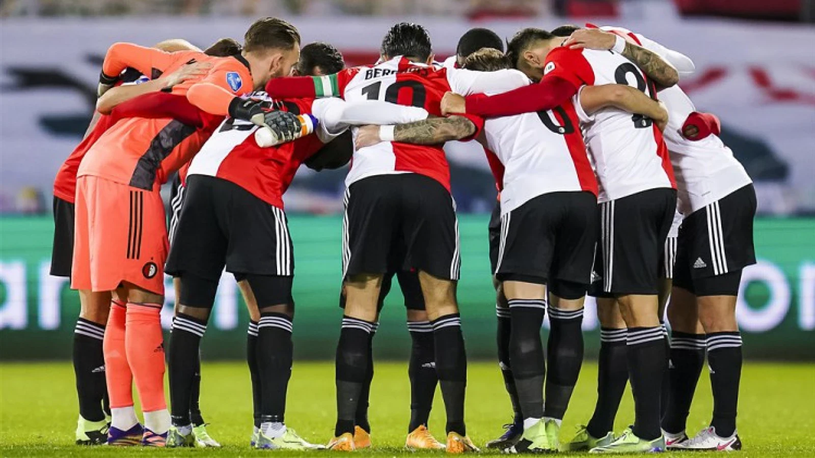 STAND | Feyenoord haalt PSV in en bezit over tweede plaats