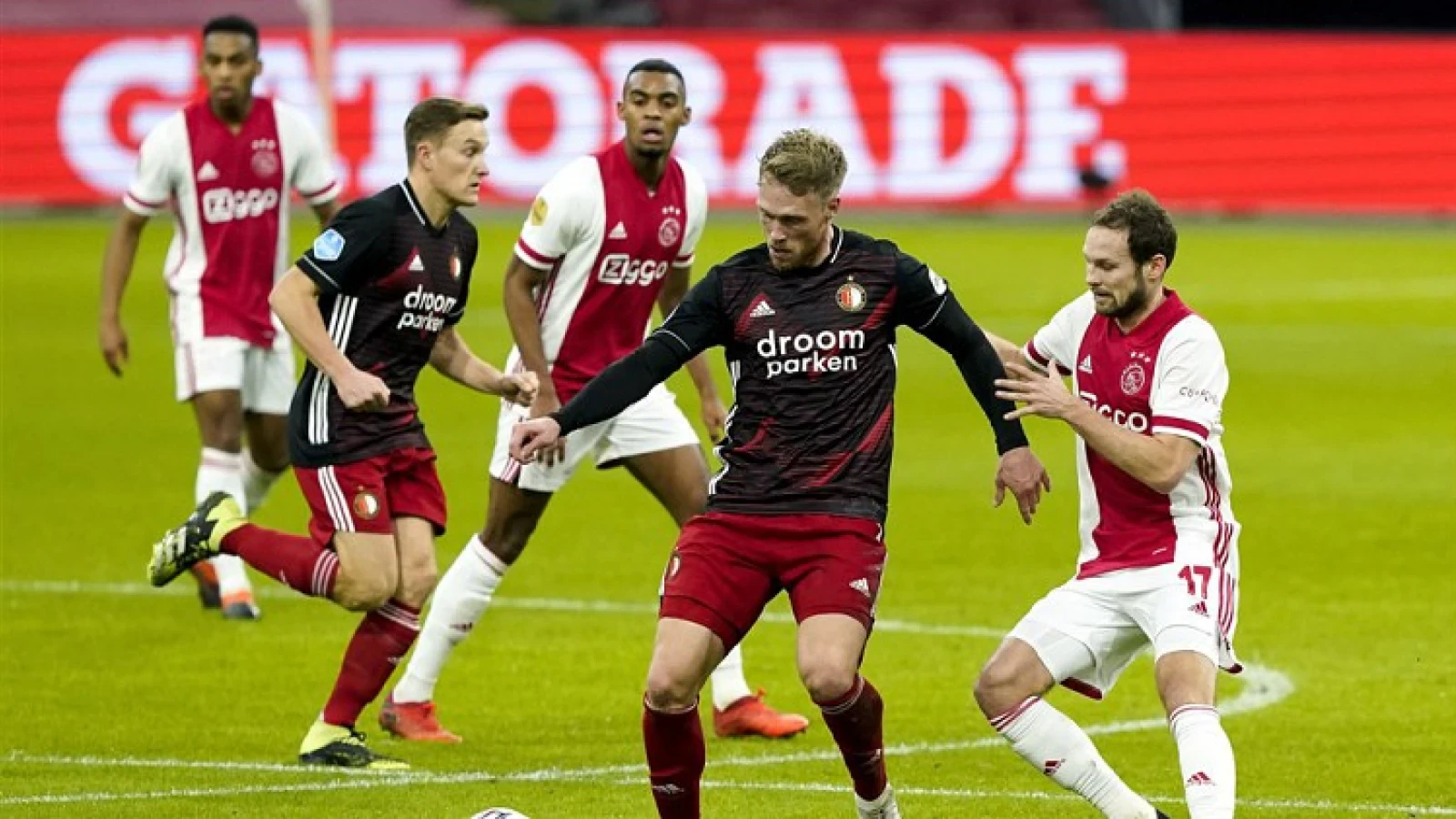 Feyenoord verliest in Amsterdam, maar verdiende meer