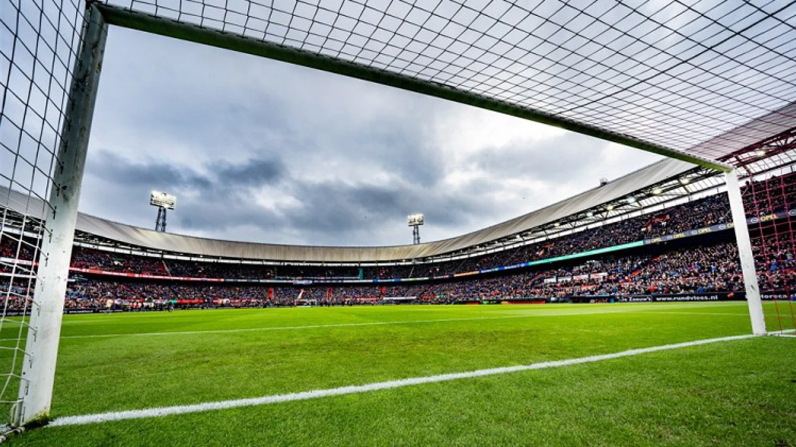 'Transfers zijn voor veel clubs een vliegwiel, voor Feyenoord juist een rem'