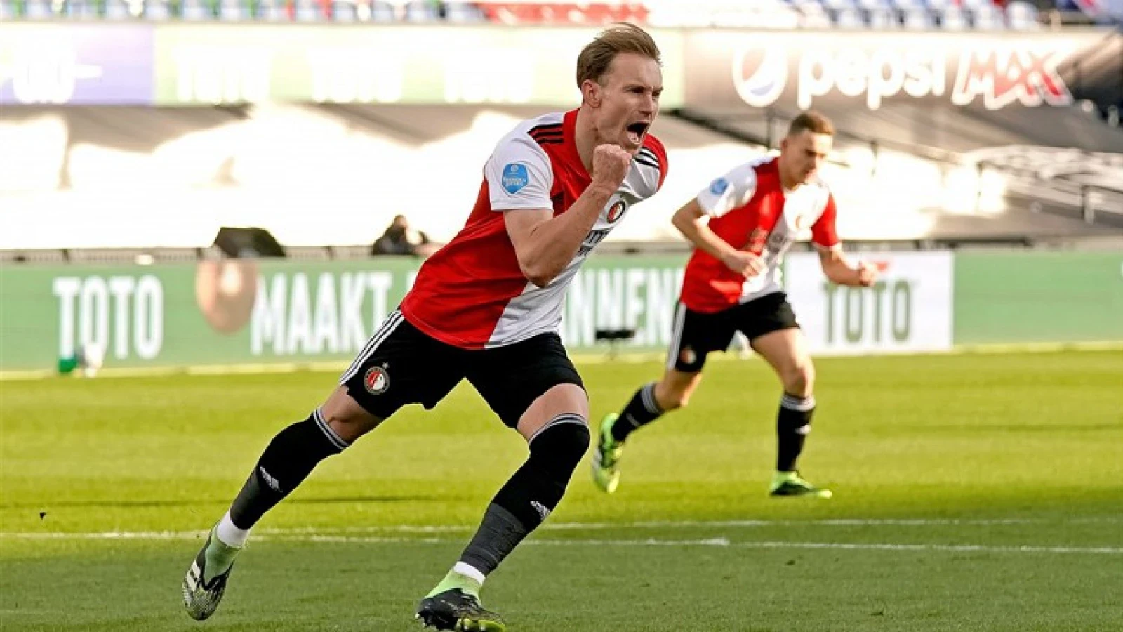 Efficiënt Feyenoord wint na boeiend duel de topper van PSV