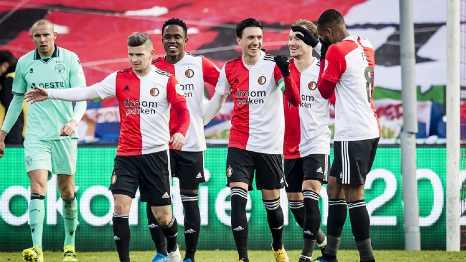 Feyenoord wint na goede tweede helft met ruime cijfers van Willem II