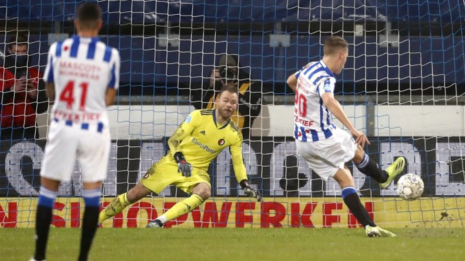 Scheidsrechter Mulder verklaart penalty moment, de 3-3 en rode kaart Berghuis