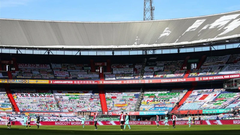 De Kuip bijna vol spandoeken, laatste 5000 stoeltjes in de verkoop