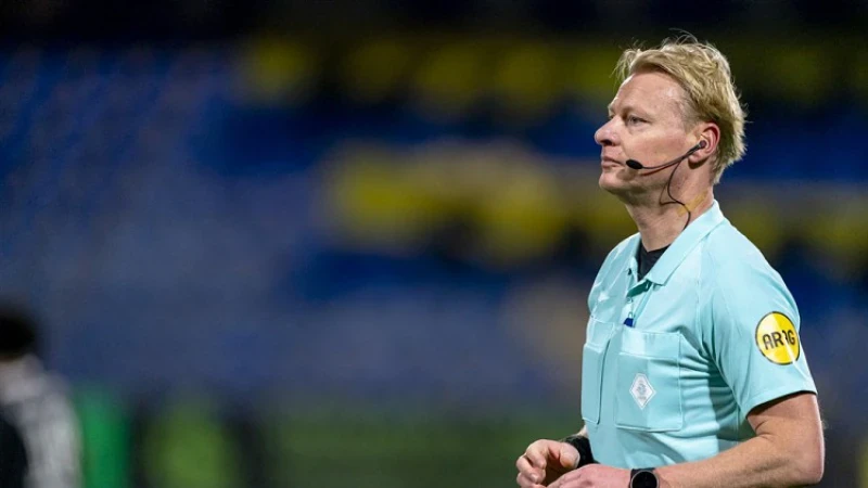 Kevin Blom scheidsrechter tijdens wedstrijd tussen Feyenoord en FC Emmen