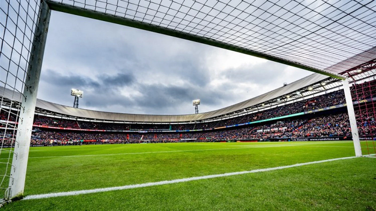 Derksen duidelijk: 'Die Feyenoordspelers moeten zich kapot schamen' 