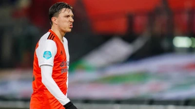 AD: 'Woedende Berghuis op training met cornervlag in handen na fel duel met Malacia'
