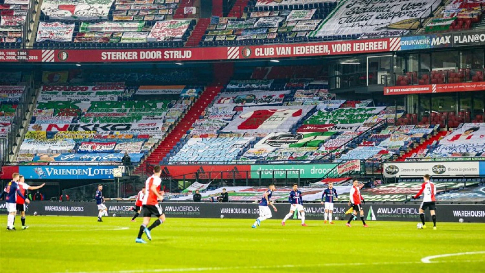 Spandoeken in De Kuip worden weggehaald na wedstrijd tegen Fortuna Sittard