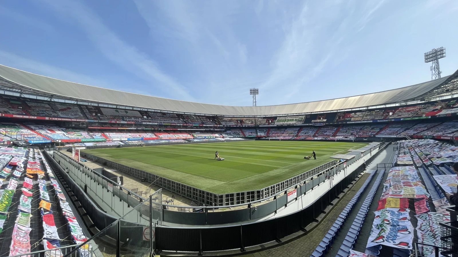 FOTO | Begonnen met doeken weghalen uit De Kuip