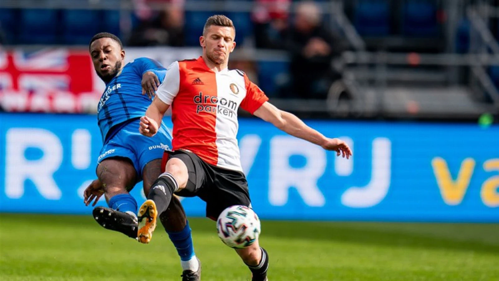 Bryan Linssen geblesseerd van het veld in wedstrijd tegen ADO Den Haag